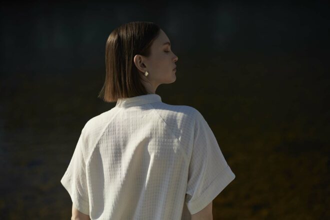 SHORT SLEEVE BLOUSE | CREAMY WHITE - Image 2